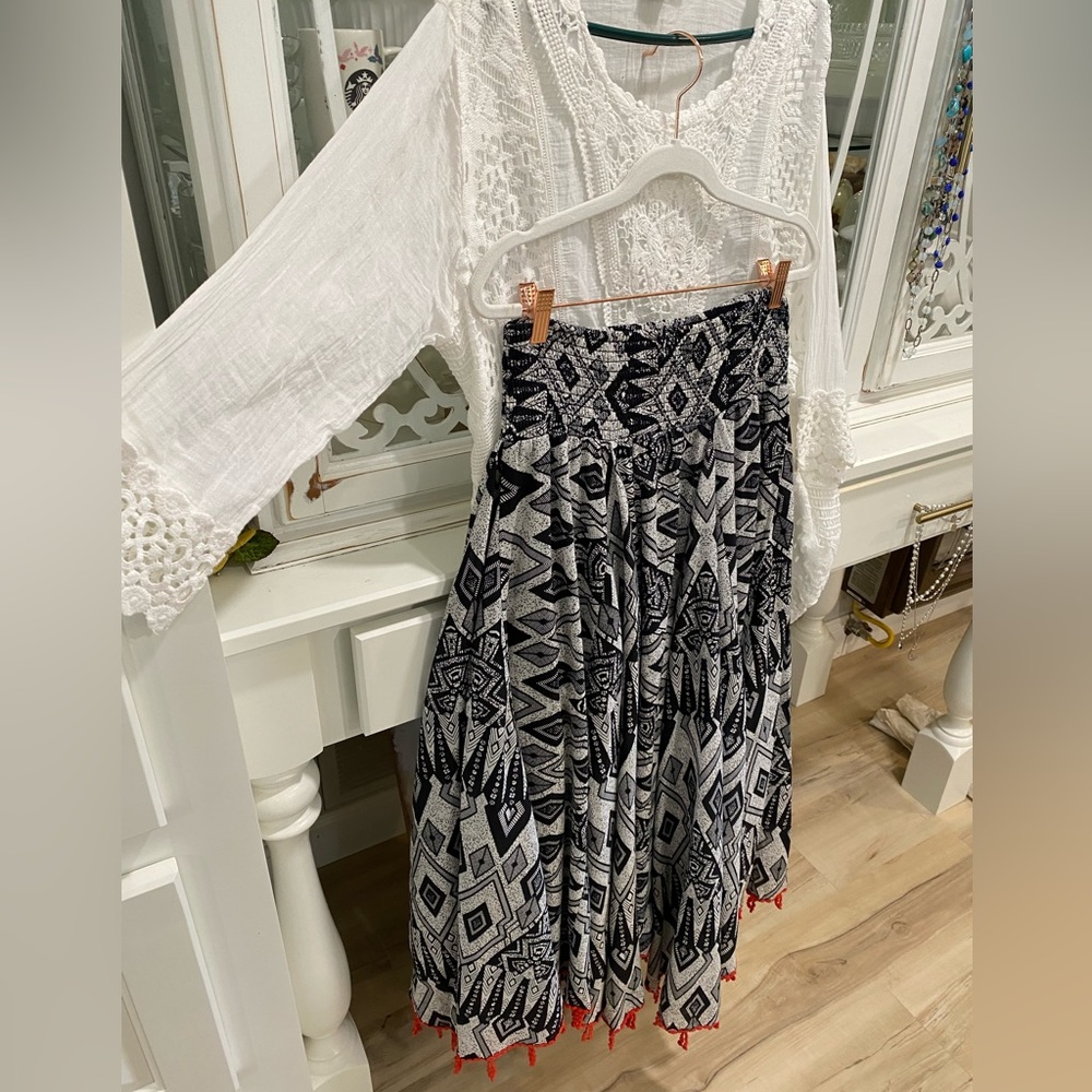 178. CHELSEA & THEODORE BLK/WHITE W/RED FRINGE SMOCK WAISTLINE FULL BODICE SKIRT